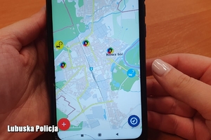 osoba trzyma telefon z mapą