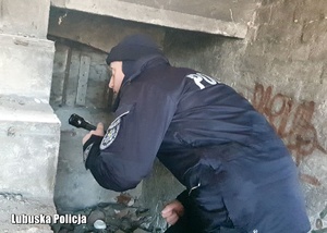 policjant sprawdza pustostan