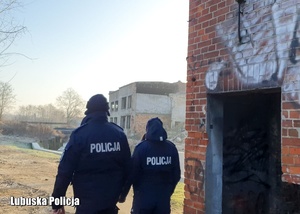 policjanci sprawdzają pustostan