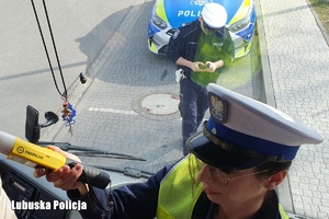policjantka podczas kontroli trzeźwości kierowcy autokaru