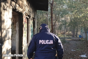 policjant sprawdza pustostan