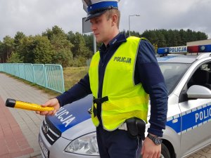 Na zdjęciu policjant sprawdza stan trzeźwości kierującego.