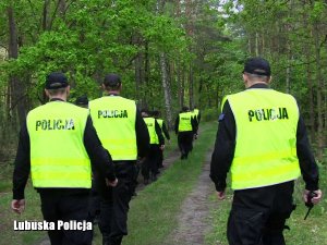 Policjanci w lesie