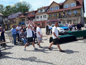 Policjanci idący na podium zawodów.