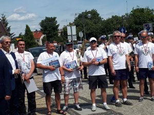 Policjanci odbierający gratulacje od zaproszonych gości.