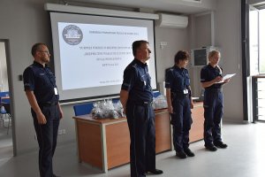 Odczytanie wyników przez policjantów