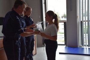 Policjanci  składają gratulacje za udział w konkursie