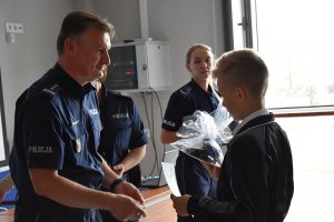 Policjanci składają gratulacje za udział w konkursie