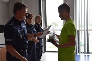 Policjanci składają gratulacje za udział w konkursie