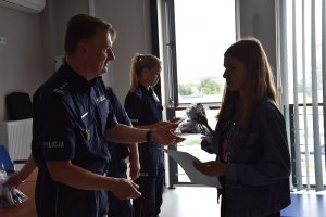 Policjanci składają gratulacje za udział w konkursie