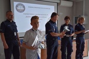 Policjanci składają gratulacje za udział w konkursie