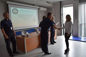 Policjanci składają gratulacje za udział w konkursie