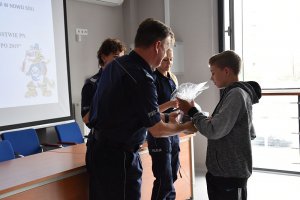 Policjanci składają gratulacje za udział w konkursie