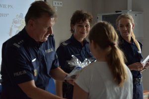 Policjanci składają gratulacje za udział w konkursie
