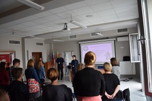 Policjanci witają się z młodzieżą.