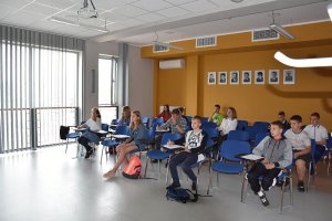 Młodzież pisze test wiedzy.