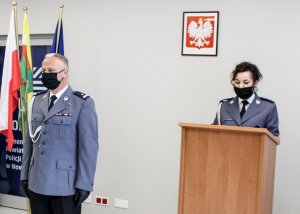 Na zdjęciu przemawiająca policjantka.