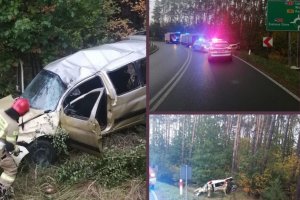 Na zdjęciu uszkodzony pojazd uczestniczący w zdarzeniu drogowym oraz radiowozy i wozy strażackie z włączonymi sygnałami świetlnymi.