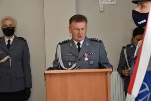 Komendant Powiatowy Policji w Nowej Soli przemawia do funkcjonariuszy i gratuluje im awansów.
