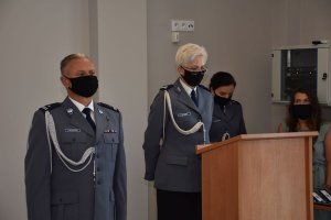 Komendantka Komisariatu Policji w Kożuchowie odczytuje rozkazy na wyższe stopnie policyjne.
