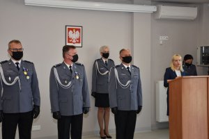 Starosta powiatu nowosolskiego przemawia do policjantów.