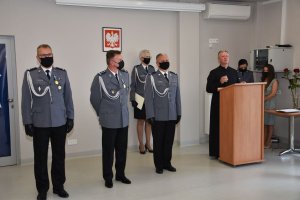 Kapelan Komendy Powiatowej Policji w Nowej Soli przemawia do funkcjonariuszy.