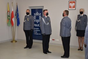 Naczelnik Prewencji składa meldunek Komendantowi Powiatowemu Policji w Nowej Soli.