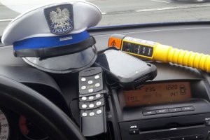 Na zdjęciu czapka policjanta wydziału ruchu drogowego oraz urządzenie do sprawdzania stanu trzeźwości.