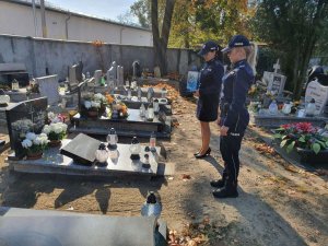 Policjanci oddają hołd zmarłym funkcjonariuszom.