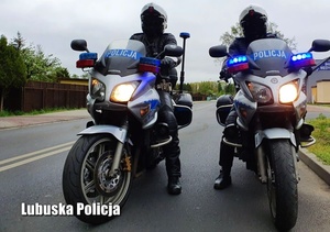 Na zdjęciu dwóch umundurowanych funkcjonariuszy na motocyklach policyjnych.