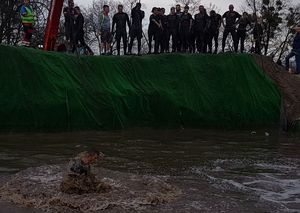 Na zdjęciu policjanci biorący udział w zawodach sportowych &quot;Runmagedon&quot;.