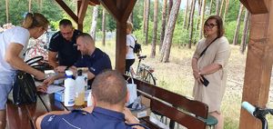 Na zdjęciu policjant znakujący rowery.