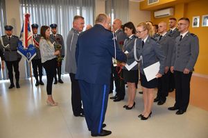 Uroczystość Powiatowych Obchodów Święta Policji w Nowej Soli. Na zdjęciu Komendanci gratulują policjantom awansów.