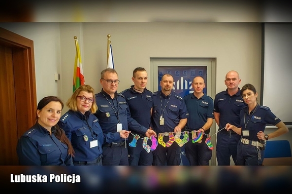 Policjanci z misją: „Kolorowe skarpetki włóż dziś, tolerancyjny bądź zawsze”