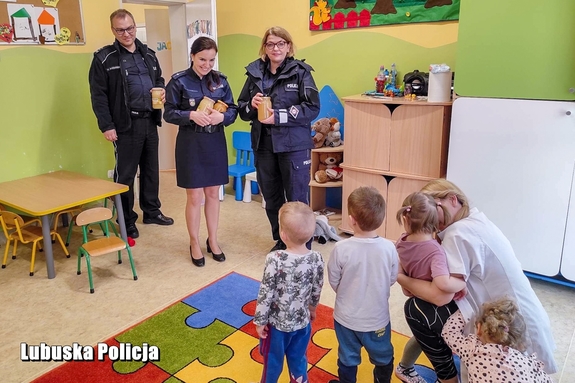 Policjanci z wizytą i upominkami u najmłodszych w Krzywańcu - Powitanie wiosny w Domu Matki i Dziecka w Zakładzie Karnym