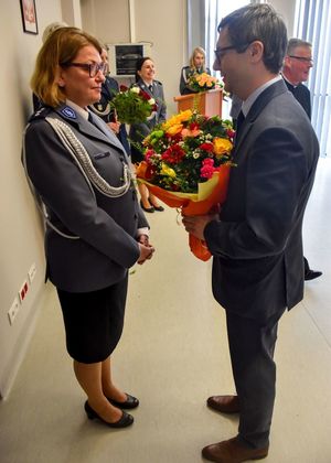 Pani nadkomisarz Izabela Cul otrzymuje od zgromadzonych gości kwiaty i słowa uznania.