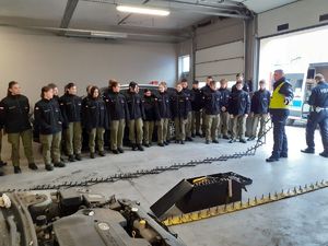 Policjanci opowiadają młodzieży o służbie w Policji.