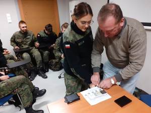 Policjanci opowiadają młodzieży o służbie w Policji.