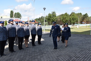 Na zdjęciu Zastępca Komendanta Wojewódzkiego Policji w Gorzowie Wielkopolskim wraz z Panią Komendant Powiatową Policji w Nowej Soli i awansowani policjanci.