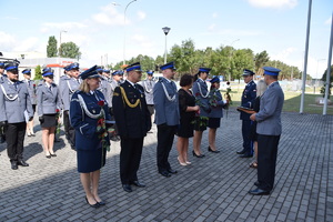 I Zastępca Komendant Powiatowego Policji w Nowej Soli wręcza wyróżnionym osobom medale z okazji 30-lecia Niezależnych Samorządnych Związków Zawodowych Policjantów.