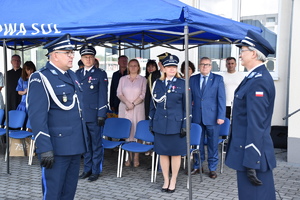 Dowódca uroczystości składa meldunek o zakończeniu obchodów Święta Policji w Nowej Soli Komendantowi Wojewódzkiemu Policji w Gorzowie Wielkopolskim.