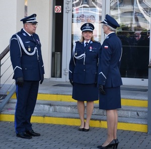 Dowódca uroczystości składa meldunek Zastępcy Komendanta Wojewódzkiego Policji w Gorzowie Wielkopolskim.