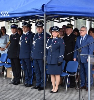 Komendanci wraz z zaproszonymi na uroczystość gośćmi.