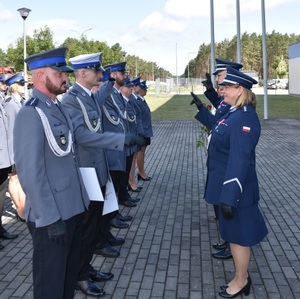 Na zdjęciu Zastępca Komendanta Wojewódzkiego Policji w Gorzowie Wielkopolskim wraz z Panią Komendant Powiatową Policji w Nowej Soli i awansowani policjanci.