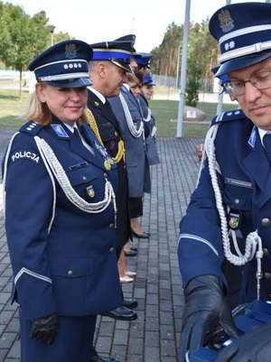 Zastępca Komendanta Powiatowego Policji w Nowej Soli wręcza Pani Komendant medal z okazji 30-lecia Związków Zawodowych Policjantów.