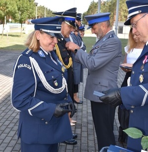 Zastępca Komendanta Powiatowego Policji w Nowej Soli wręcza Pani Komendant medal z okazji 30-lecia Związków Zawodowych Policjantów.