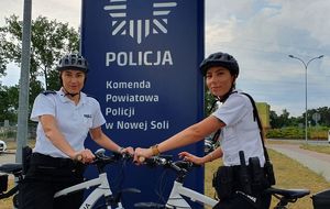 Umundurowane funkcjonariuszki na rowerach policyjnych.