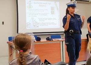 Policjantka opowiada dzieciom o zasadach bezpieczeństwa.
