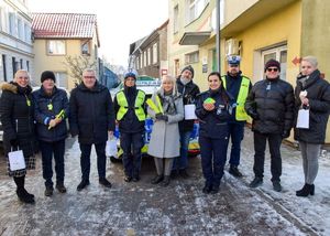 Policjanci z włodarzami miasta rozdają odblaski mieszkańcom Nowej Soli.