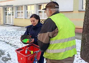 Policjantka wręcza mieszkańcom Nowej Soli odblaski.